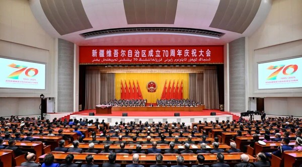 习近平出席新疆维吾尔自治区成立70周年庆祝大会
